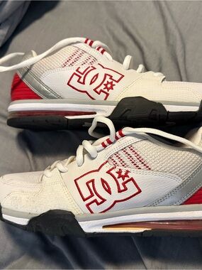 Vintage DC Shoes White and Red “CLEAN” Skate Sneakers size 10, only worn once